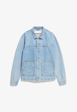 Helles blaues Denim-Jackett mit klassischem Kragen, Knopfverschluss, zwei vorderen aufgesetzten Taschen und Kontraststichen.