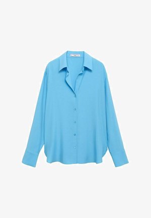 Chemise longue à manches longues bleu clair avec un bouton sur le devant, un col pointu et un design décontracté et fluide. Tissu lisse sans motifs visibles.