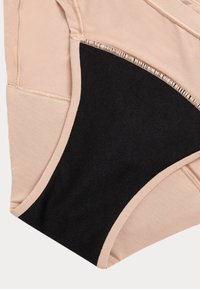 Bombachas sin costuras en color nude y negro, fabricadas con una tela suave y elástica; cuentan con colores contrastantes y una cinturilla elástica con bordes lisos.