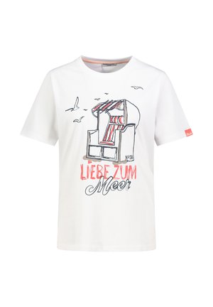 Weißes T-Shirt mit einer Illustration eines rot gestreiften Strandstuhls, fliegenden Möwen und dem Text "Liebe zum Meer" auf der Vorderseite.