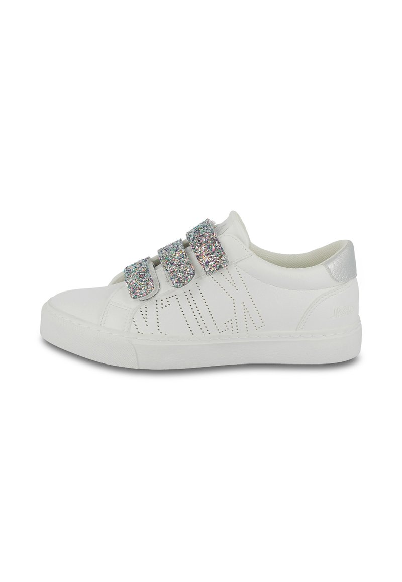 Zapatilla blanca de cuero con tres tiras metálicas brillantes, punta redonda, detalles perforados en los laterales y un acento plateado en el talón.