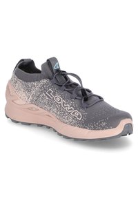La scarpa sportiva bassa grigia e rosa presenta una tomaia in maglia, un design testurizzato, lacci elastici e una suola in gomma resistente.