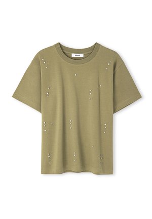 T-shirt vert olive à manches courtes et col rond, doté d'accents en clous argentés disposés de manière asymétrique sur le devant et le dos.