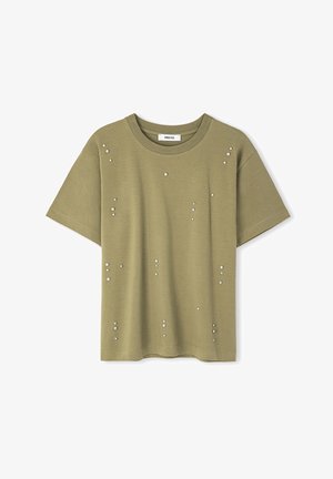 Olijfgroene T-shirt met korte mouwen en ronde hals, met zilveren studs in een asymmetrische opstelling over de voorkant en achterkant.