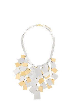 Srebrny łańcuszek z wieloma zwisającymi prostokątnymi srebrnymi i złotymi metalowymi płytkami ułożonymi w warstwowe klastery.