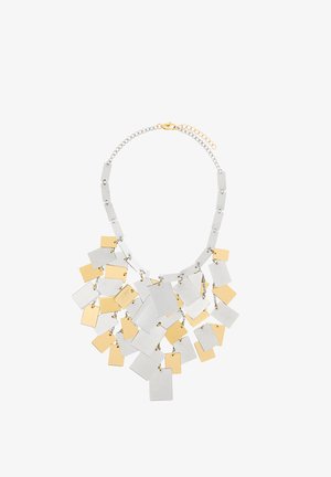 Srebrny łańcuszek z wieloma zwisającymi prostokątnymi srebrnymi i złotymi metalowymi płytkami ułożonymi w warstwowe klastery.