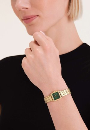 Gouden horloge met een vierkante groene wijzerplaat en een metalen schakelarmband. Voorzien van contrasterende uurmarkeringen en een kleine kroon bovenaan.