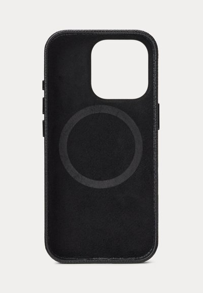 Μαύρη θήκη τηλεφώνου με μεγάλο άνοιγμα για την κάμερα και κυκλικό δείκτη φόρτισης MagSafe στην πίσω επιφάνεια.
