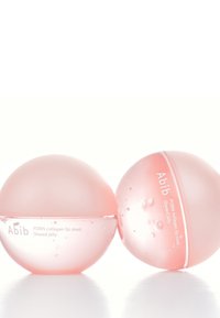 Deux contenants sphériques translucides roses pour le masque à lèvres au collagène Abib PDRN, présentant une finition brillante et un liquide clair à l'intérieur.