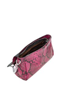 Borsa a tracolla con motivo rettile in rosa e nero, dalla texture liscia, con dettagli in argento e apertura con cerniera. Presenta una base piatta per stabilità.