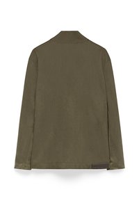 Giacca verde oliva a maniche lunghe con colletto, texture liscia e una toppa con logo sul lato destro nella parte bassa della schiena. Design semplice e minimalista.