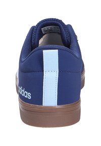 Meriino sininen lenkkari, jossa on karkea pinta, varustettuna vaaleansinisen korostusviivan ja ruskean kumipohjan kanssa. Takakuvassa korostuu logo.