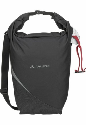 Schwarzer Rolltop-Rucksack aus strukturiertem Stoff. Mit grauem Akzent und verstellbarem Schultergurt. Logo auf der Vorderseite aufgedruckt.