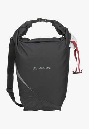 Schwarzer Rolltop-Rucksack aus strukturiertem Stoff. Mit grauem Akzent und verstellbarem Schultergurt. Logo auf der Vorderseite aufgedruckt.