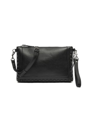 Schwarze Leder-Clutch mit abnehmbarem Armband und verstellbarem Schulterriemen, verziert mit runden Nieten entlang der Ränder.