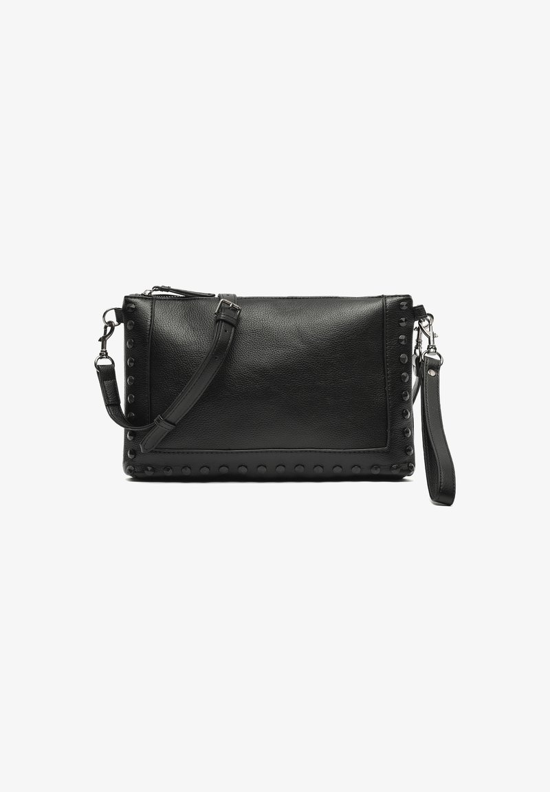 Pochette en cuir noir avec bracelet détachable et bandoulière réglable, décorée de clous ronds le long des bords.