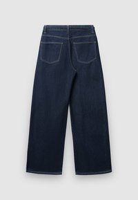 Jeans in denim blu scuro a gamba larga con vita media, dotati di due tasche posteriori e dettagli di cucitura sottile. Tessuto liscio e strutturato.