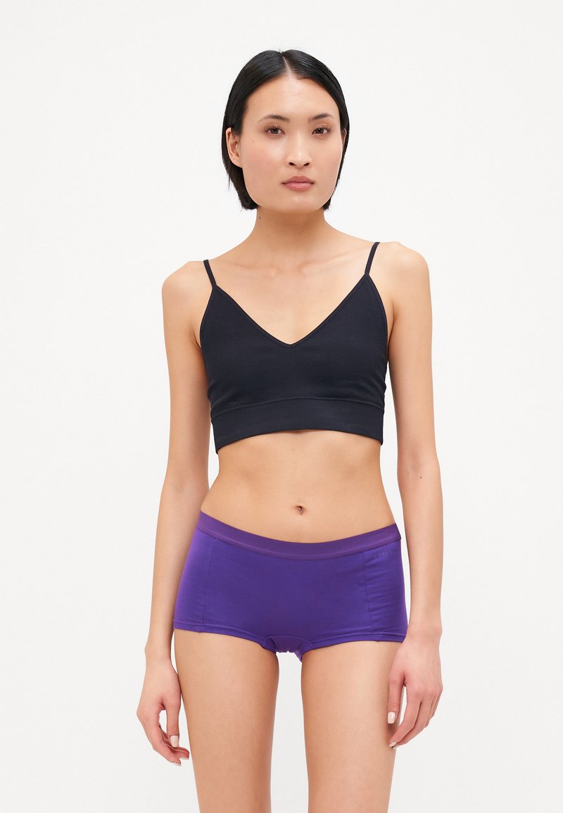 Svart bomull-bralette med tynne stropper, sammen med lilla bomullsbokser med bred midje. Glatt tekstur, tettsittende design.