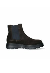 Stivaletto in suede marrone con pannelli elastici laterali, dettagli testurizzati e una spessa suola in gomma nera. Caratterizzato da una silhouette elegante e affusolata.