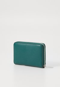 Teal lederen portefeuille met een gestructureerde afwerking, uitgerust met een zilveren rits aan de bovenkant en afgeronde hoeken voor een compact ontwerp.