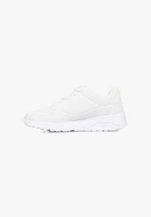 Hvid snøresneaker med udstansede detaljer på kraven og tåen, tyk sål med tekstureret greb, sidevisning på ensfarvet baggrund.