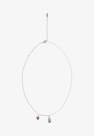 Zilveren ketting met een klein hartvormig bedeltje en een druppelvormige hanger, voorzien van een verstelbare sluiting en verlengketting.
