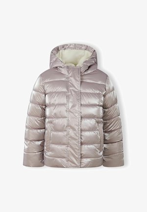 Párnázott dzseki világos rózsaszín színben, fényes anyagból, kapucnival, vízszintes steppeléssel és puha belső béléssel.