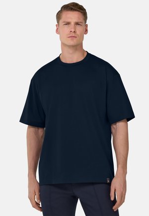 Marineblauwe oversized t-shirt van zachte stof, met een ronde hals, korte mouwen en een klein merklabel aan de zoom.