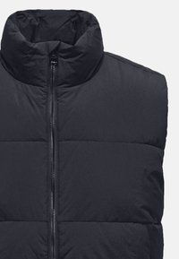 Schwarze Pufferweste mit hohem Kragen, Reißverschluss und gestepptem Design. Hat eine glatte, matte Oberfläche mit sichtbaren Nahtlinien.