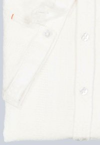 Weißes Hemd mit Knopfverschluss aus strukturierter Stoffqualität, das transparente Knöpfe und einen orangefarbenen Akzent auf der Tasche aufweist. Faltende Präsentation mit sichtbarem Kragen.