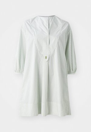 Túnica de rayas verde claro con cuello redondo, mangas cortas abullonadas y detalle de botones en la parte posterior. Confeccionada en una tela suave y ligera.