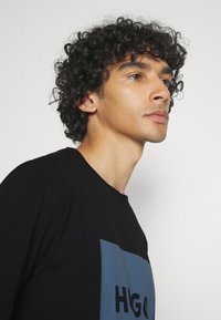 HUGO DULIVE - T-shirt estampada - black/blue