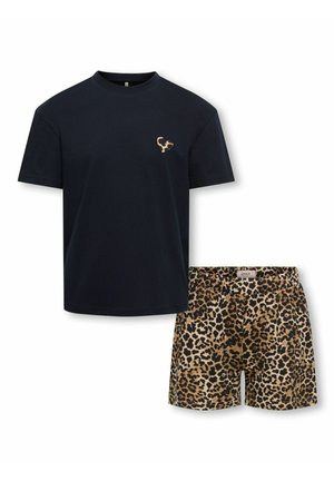 Czarny t-shirt z krótkim rękawem z wzorem serca w panterkę na piersi, zestawiony z szortami w panterkę z elastycznym paskiem w talii.