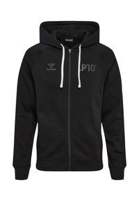 Zwarte rits-hoodie van fleece materiaal, met een voorrits, een trekkoordkap en logo-accenten. Gladde textuur, minimalistisch ontwerp.