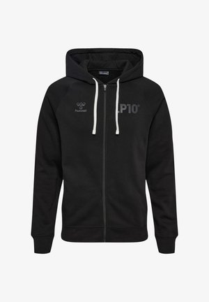 Svart zip-up hoodie av fleece-material, med framdragkedja, dragskohuva och logodetaljer. Slät textur, minimalistisk design.