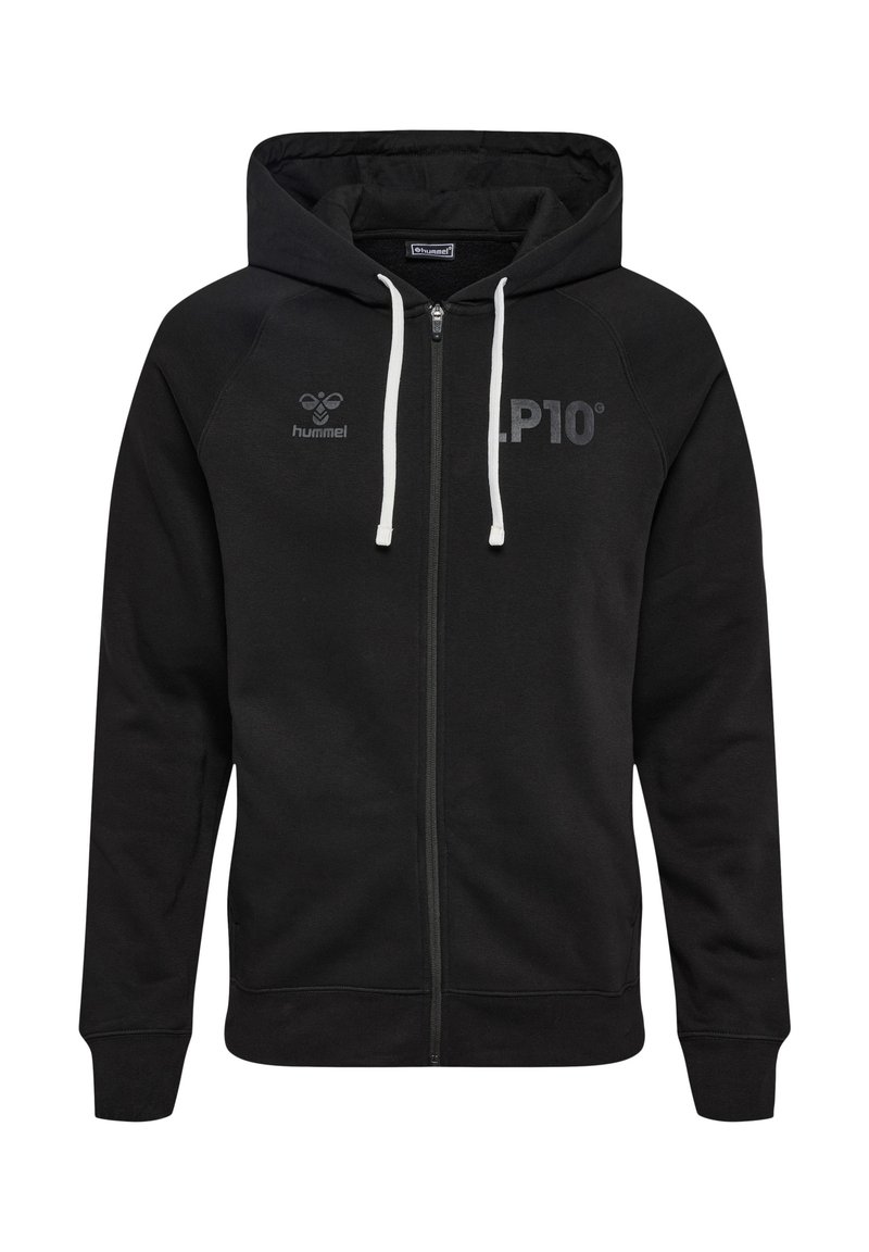 Zwarte rits-hoodie van fleece materiaal, met een voorrits, een trekkoordkap en logo-accenten. Gladde textuur, minimalistisch ontwerp.
