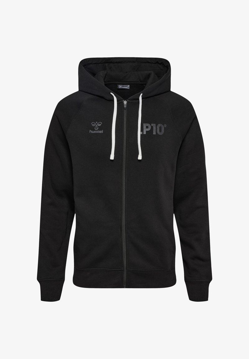 Czarna polarowa bluza z kapturem na zamek błyskawiczny, z przednim zamkiem, kapturem ze sznurkiem i akcentami z logo. Gładka tekstura, minimalistyczny design.