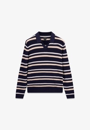 Chemise en maille bleu marine à manches longues avec des rayures horizontales marron, blanches et bleu clair et un col uni bleu marine.