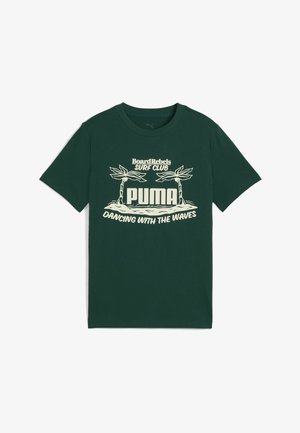 T-shirt in cotone verde scuro con maniche corte, caratterizzato da una stampa grafica di palme, "PUMA" e "DANCING WITH THE WAVES" in crema.