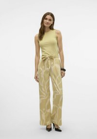 Vero Moda VMPAIGE  - Auduma bikses - green haze