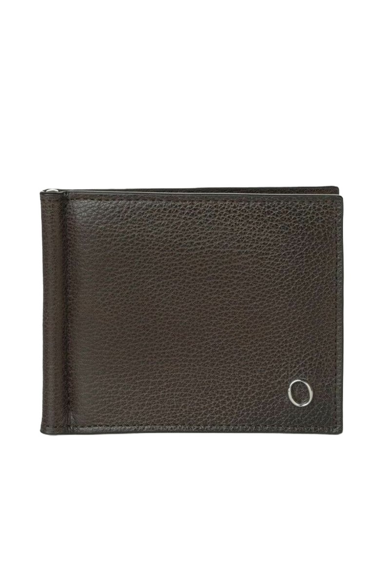 Portafoglio in pelle marrone con finitura testurizzata, design bifold e un accento silver. Presenta cuciture lungo i bordi e un dettaglio con logo circolare.