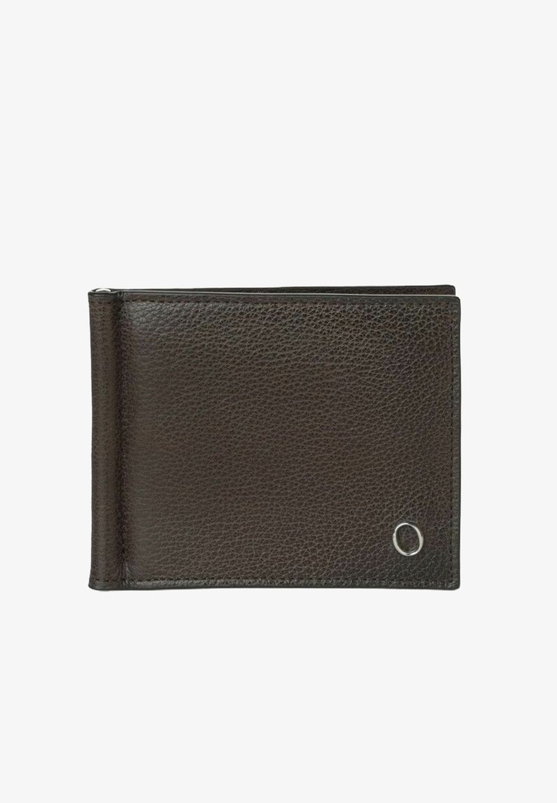 Portafoglio in pelle marrone con finitura testurizzata, design bifold e un accento silver. Presenta cuciture lungo i bordi e un dettaglio con logo circolare.