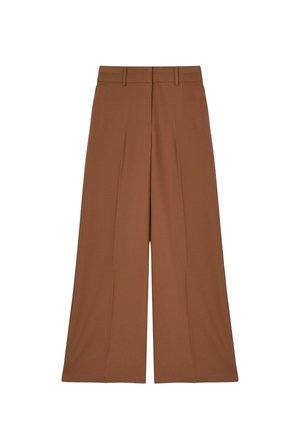 Szerokie brązowe spodnie z szlufkami na pasek i przednimi szwami, pokazane na płasko na białym tle.