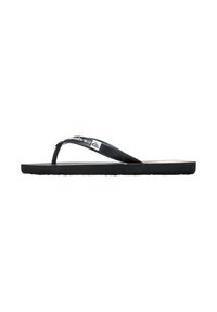 Zwarte rubberen teenslippers met dunne banden, voorzien van horizontale ribbels, logo-accenten en een textuur op de zool. Zijaanzicht, vlak ontwerp.