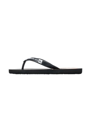 Zwarte rubberen teenslippers met dunne banden, voorzien van horizontale ribbels, logo-accenten en een textuur op de zool. Zijaanzicht, vlak ontwerp.