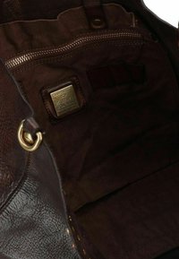 Borsa a tracolla in pelle marrone scuro con superficie texture, dotata di una tasca con zip, fodera in tessuto e una placca metallica del marchio in tonalità oro all'interno.