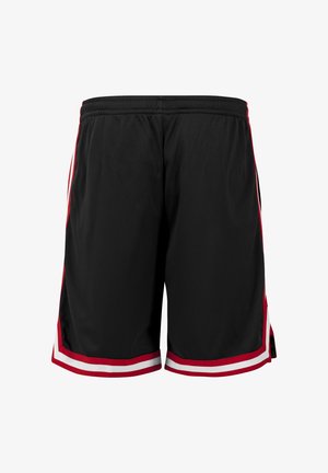 Svarte basketballshorts med røde og hvite striper på sidene og nederst, med elastisk midjebånd og nettstofftekstur.