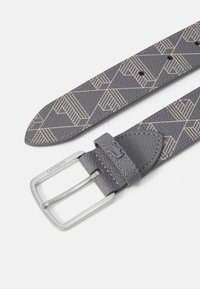 Cinto de couro cinza com padrão, equipado com uma fivela de metal prata. Apresenta desenhos geométricos e vários furos para ajuste.