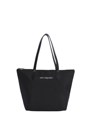 Bolsa tote negra con acabado texturizado, correas de cuero y cierre de cremallera. Presenta un logo en relieve en la parte frontal. Diseño simple y funcional.