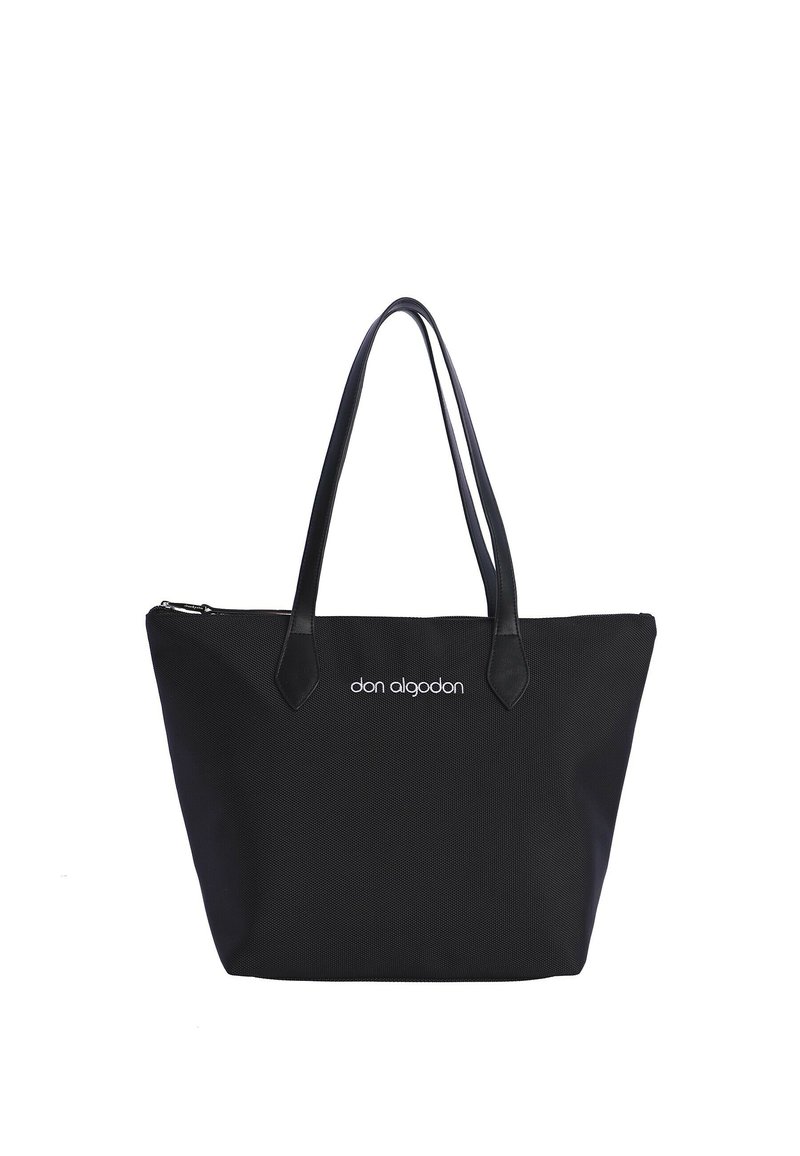 Bolsa tote negra con acabado texturizado, correas de cuero y cierre de cremallera. Presenta un logo en relieve en la parte frontal. Diseño simple y funcional.